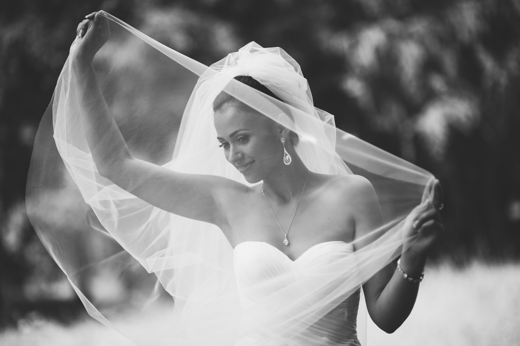 Happy couple on wedding day. Bride and Groom spectacle videaste